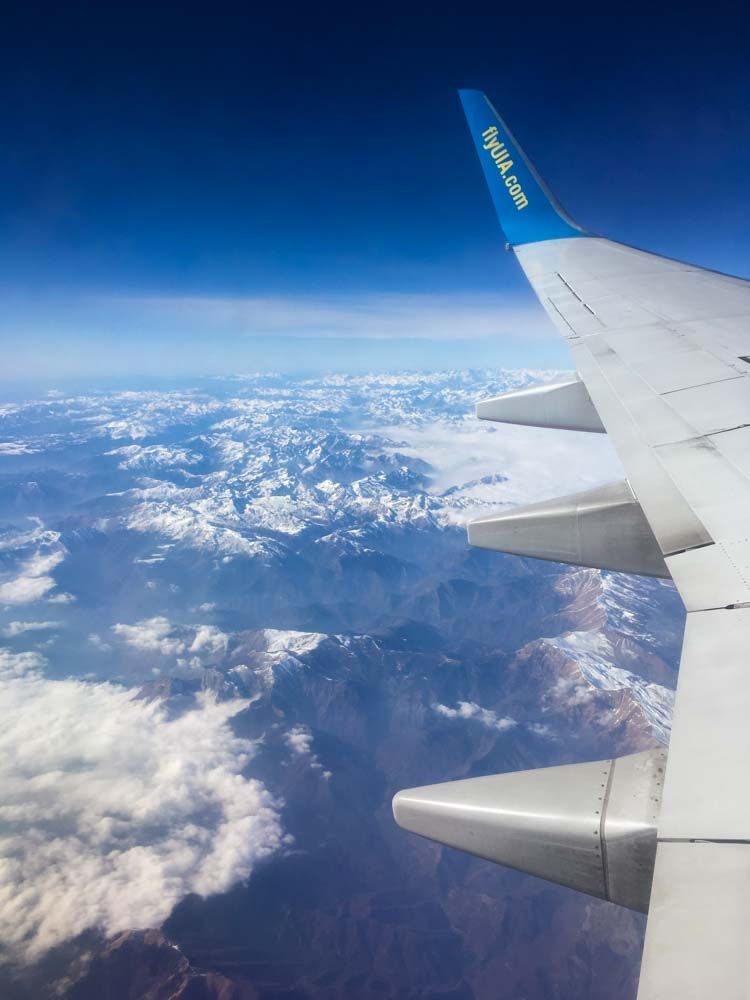 El ala de un avión que conecta Kiev con Delhi