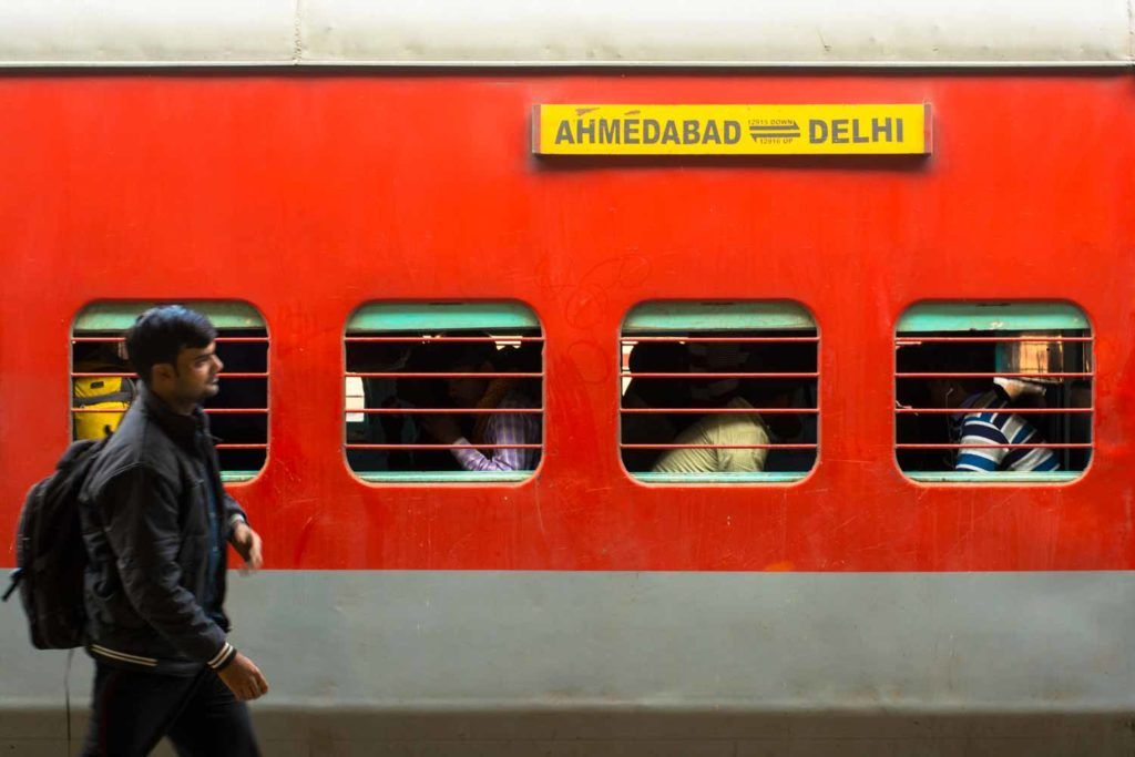 Tren indio rojo que cubre el trayecto de Delhi a Jaipur