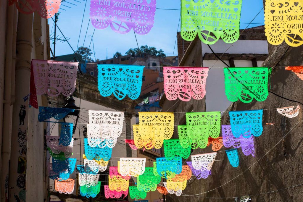 El color del papel picado, una constante en San Miguel de Allende y Guanajuato