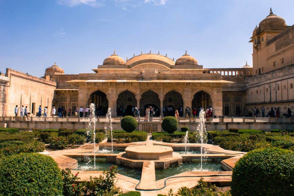Jardines y fuentes en el fuerte de Amber, cerca de Jaipur