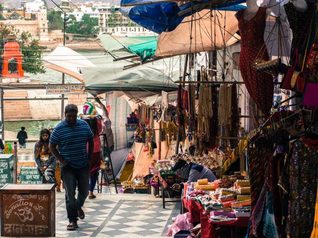 Una de las principales calles de Pushkar, ciudad predilecta de hippies de todo el mundo