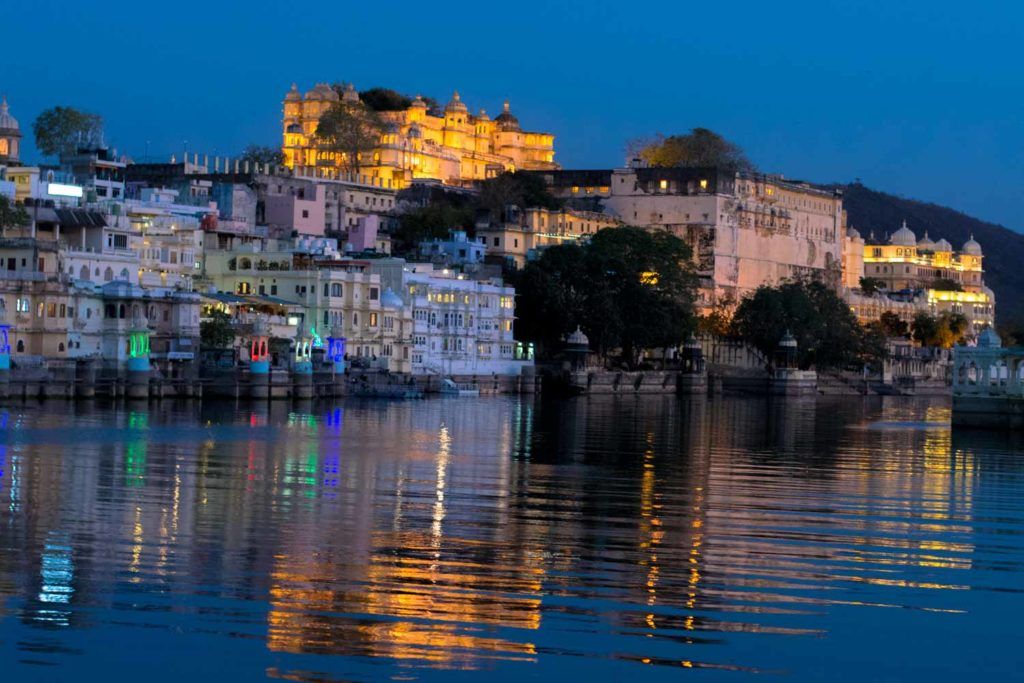 El Palacio de la Ciudad de Udaipur iluminado en la noche