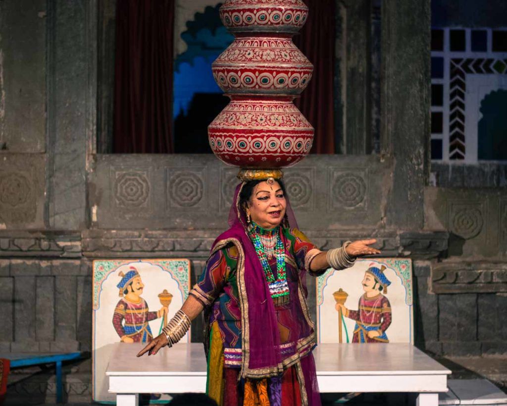 Una mujer india en un espectáculo de folclore de Rajastán en Udaipur