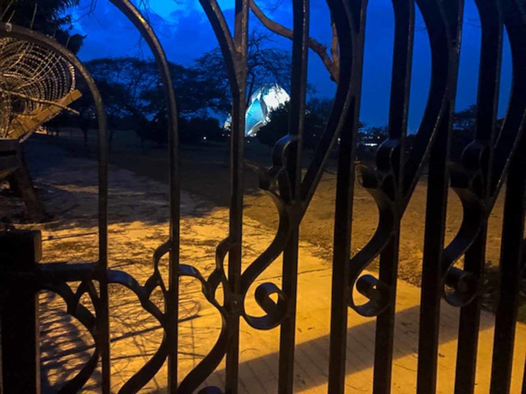 Las puertas cerradas de uno de los monumentos de Nueva Delhi