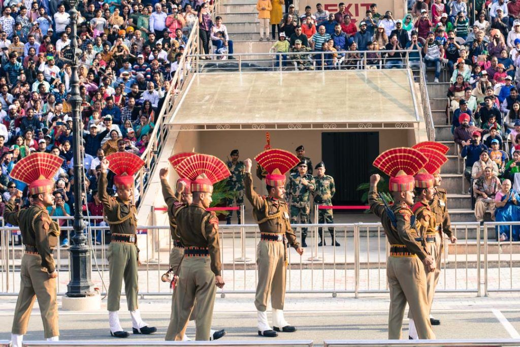 Los guardias indios en el show del cierre de frontera entre India y Pakistán