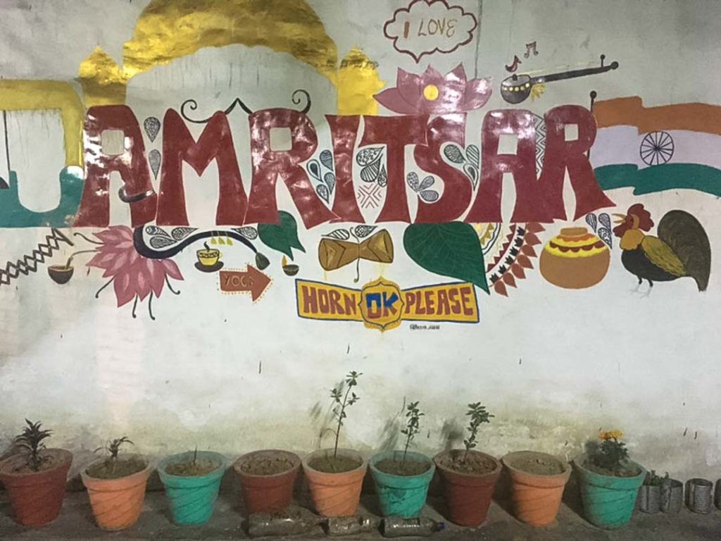 La pintada en la pared de un hostel de Amritsar