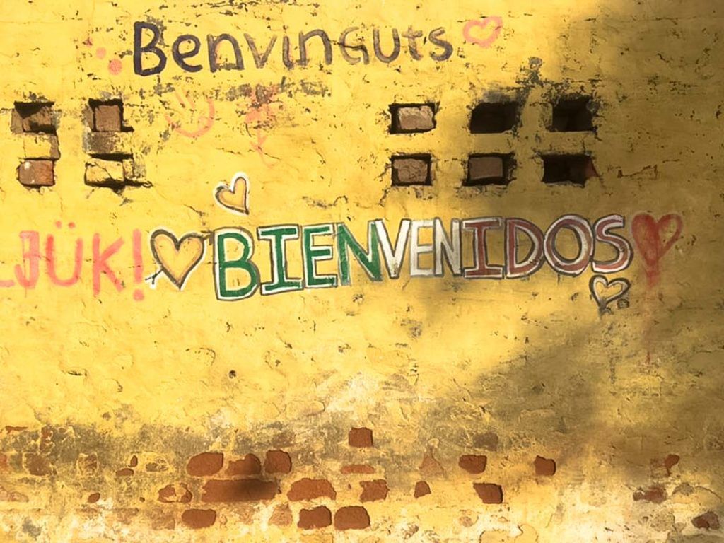 Una pintada de bienvenida en un hostel de Agra