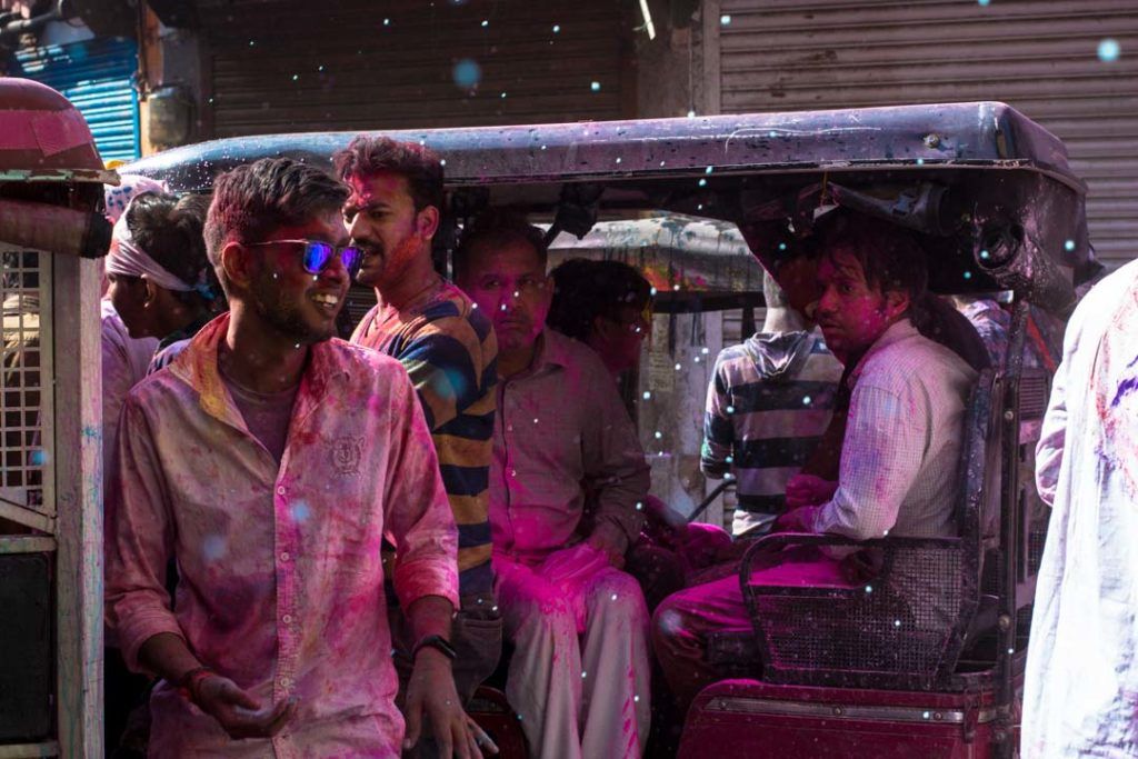 Gente disfrutando del Holi en la ciudad de Mathura, en la India
