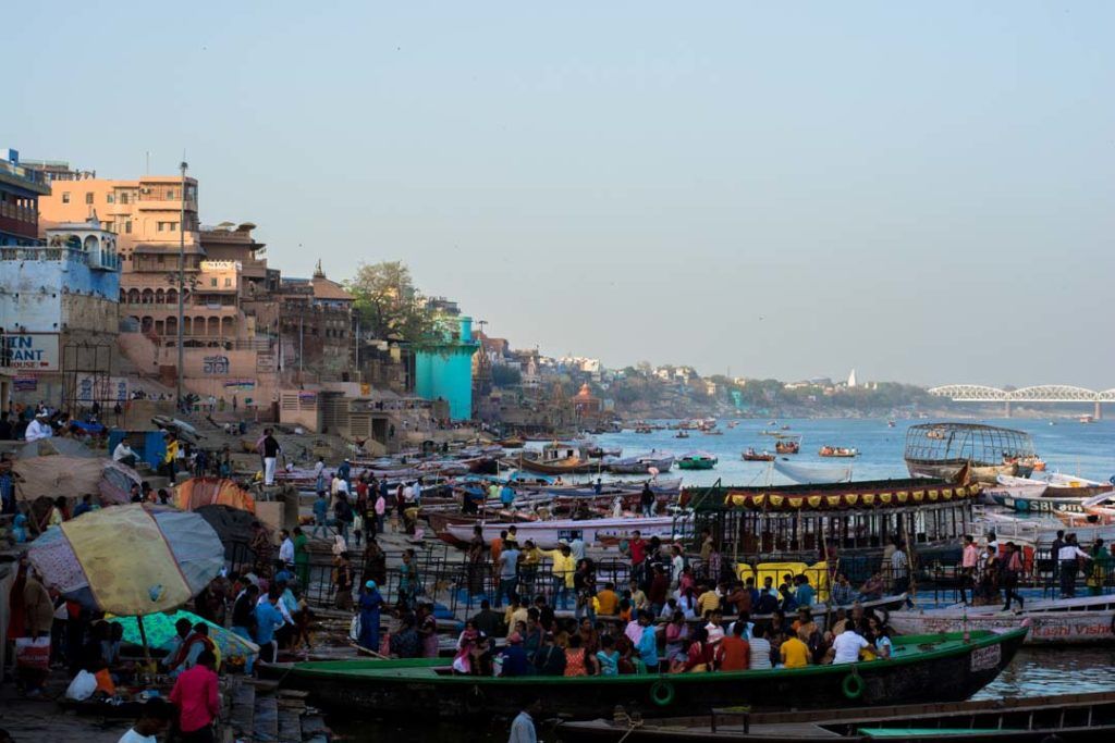 Los barcos se amontonan en uno de los ghats de Varanasi