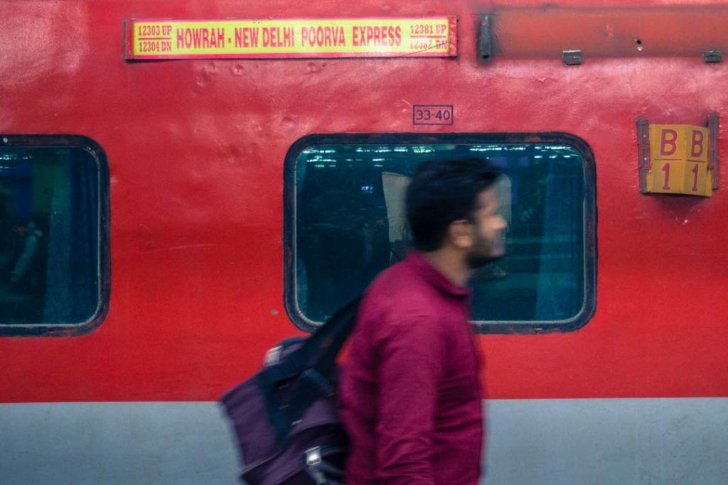 Un tren que cubre el trayecto de Varanasi a Calcuta
