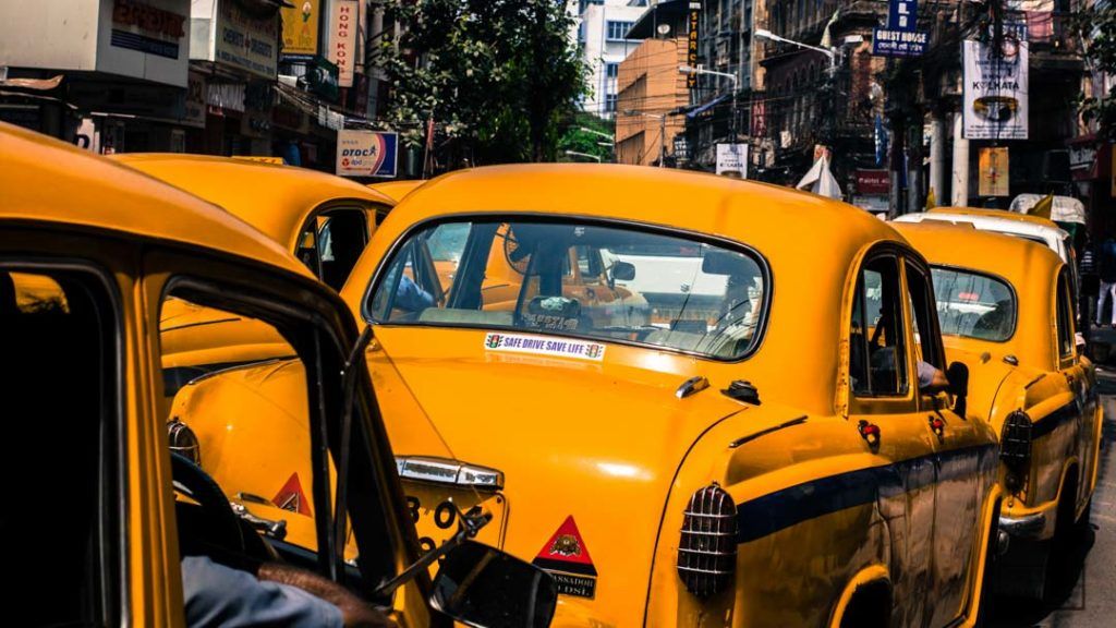 Los característicos taxis amarillos de Calcuta, con un aire muy británico