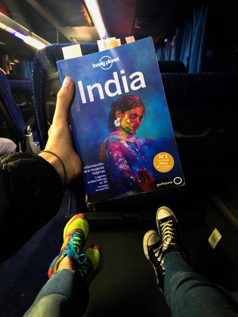 La guía Lonely Planet de la India en un bus de la India