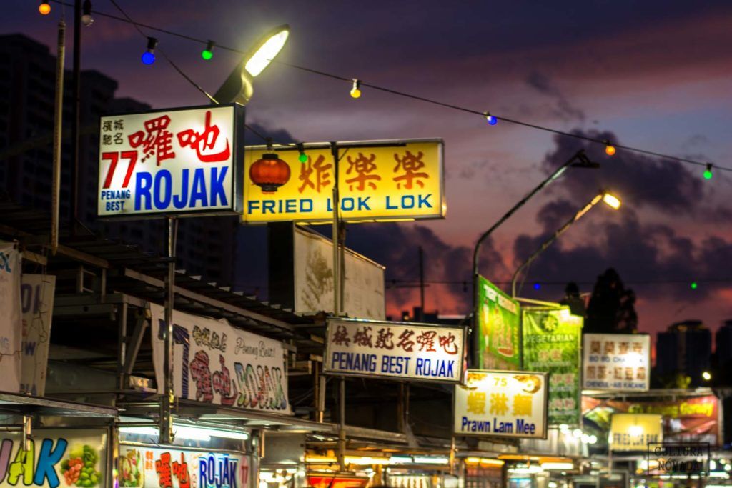 Puestos de comida callejera en George Town, en Malasia