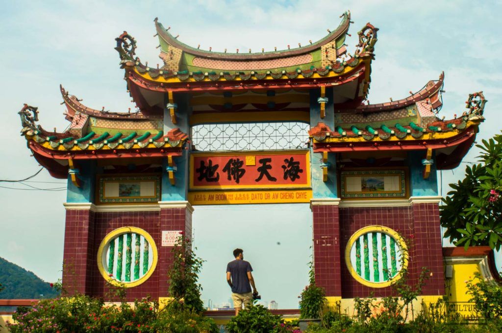 Uno de los jardines del templo Kek Lo Si de Penang, en Malasia