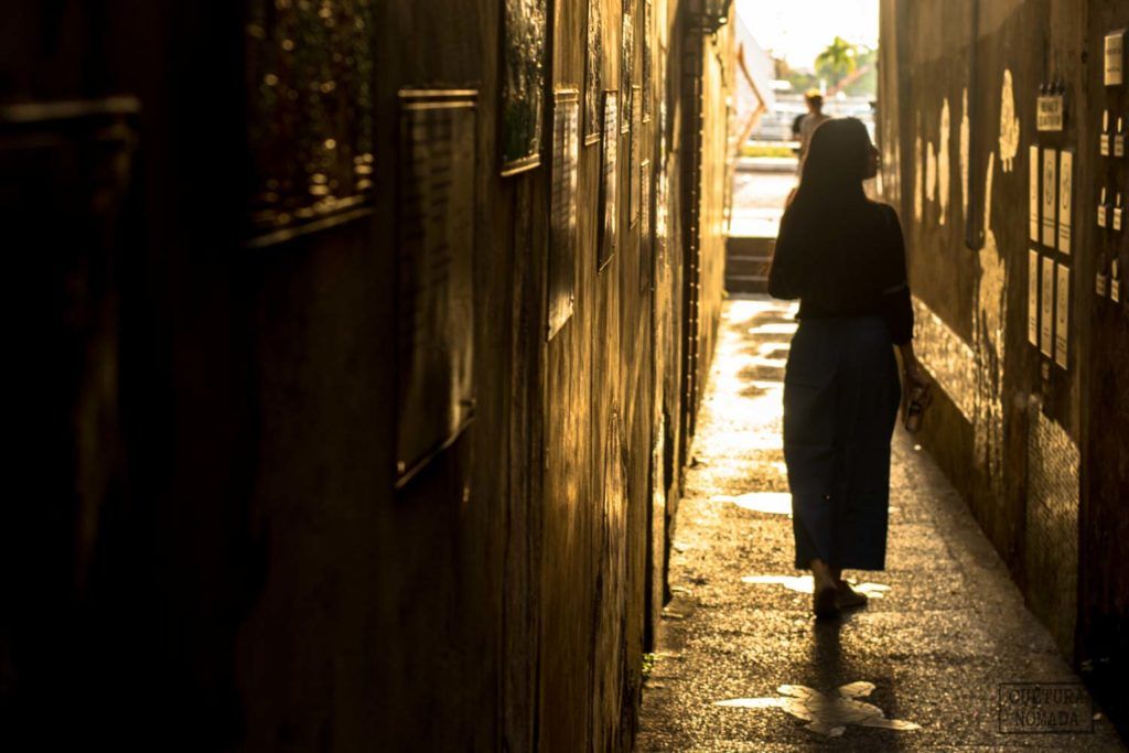 Callejón iluminado en Kuala Terengganu, en Malasia
