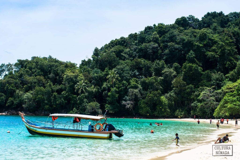 La selva y la playa en las islas Kapas, en Malasia