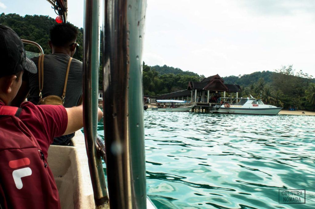 La lancha que parte desde las islas Kapas a la Malasia continental
