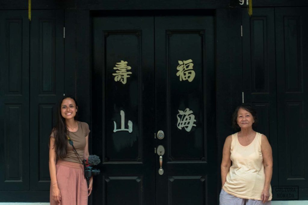 Una habitante de Malaca en la puerta de su casa