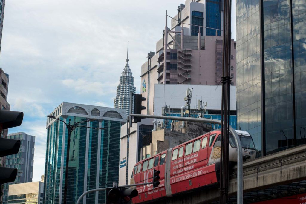 El monorraíl con una de las Petronas al fondo en Kuala Lumpur