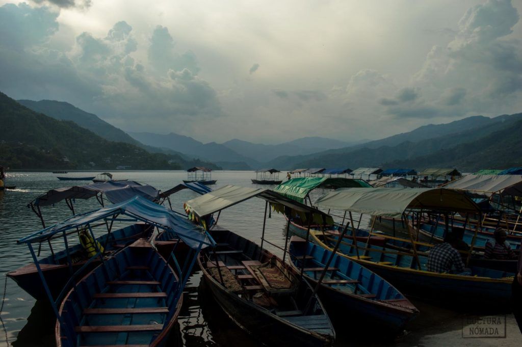 El lago de Pokhara con el Himalaya de fondo, en Nepal