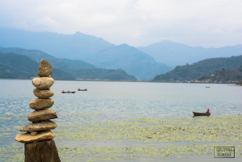 El lago Phewa de Pokhara con unas rocas bien colocadas