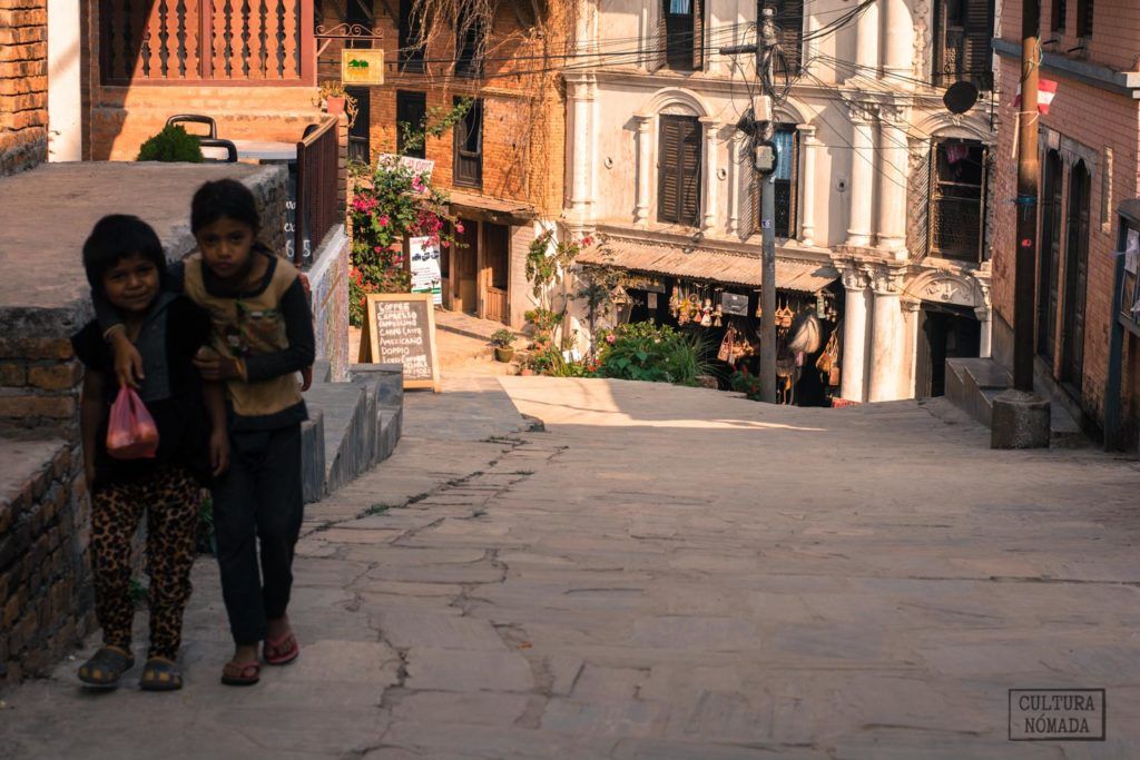 Dos niñas en la calle principal de Bandipur, un pueblo de Nepal
