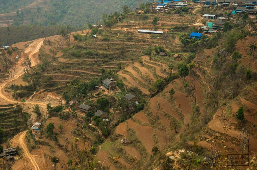 Las laderas nepalíes desde un bus de camino a Katmandú, en Nepal