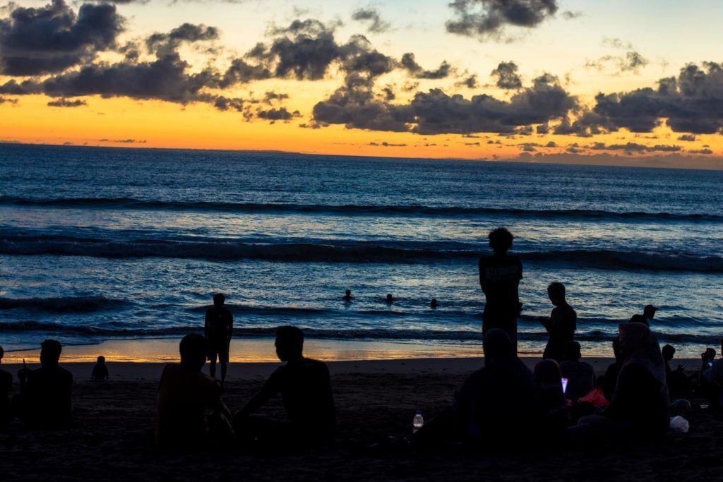 La puesta de sol desde una playa de Bali, en Indonesia