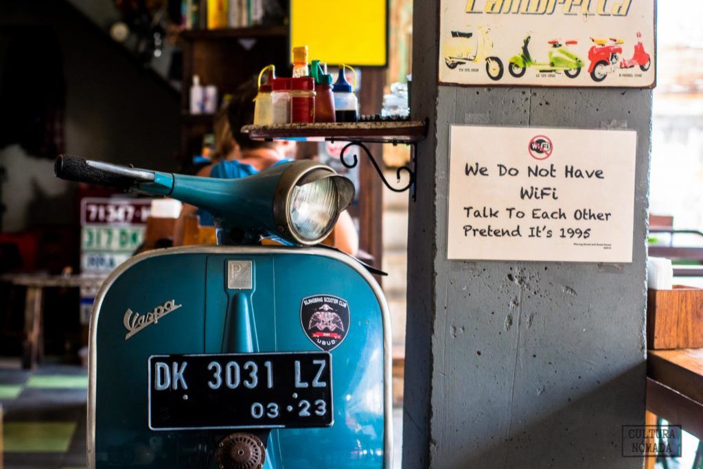 Un warung de Bali que te invita a aparcar el móvil y hablar