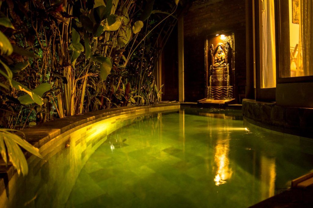 Una pequeña piscina privada en una villa de Bali