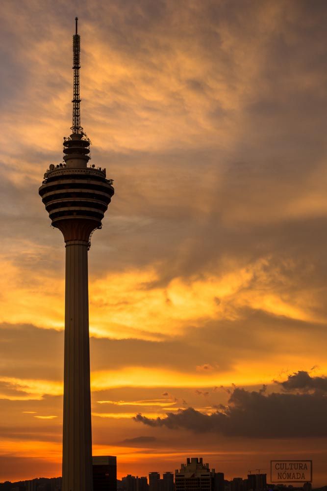 Espectacular atardecer en Kuala Lumpur desde un helipuerto