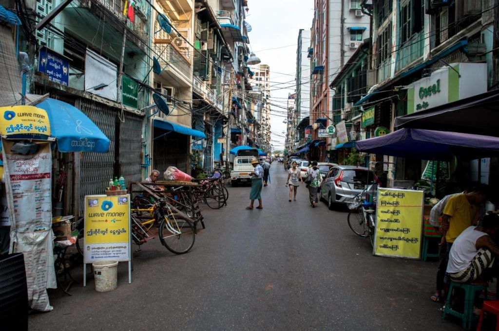 Las calles de la ciudad de Yangón, en Myanmar, con carteles en birmano