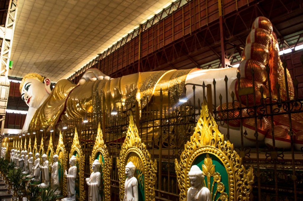 El Buda recostado en el Chaukhtatgyi Buddha Temple, en la ciudad de Yangón