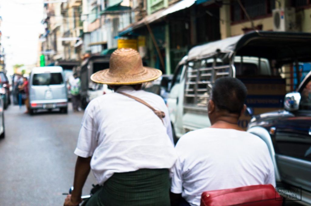 Circulando en bici por las calles de Yangón, en Myanmar