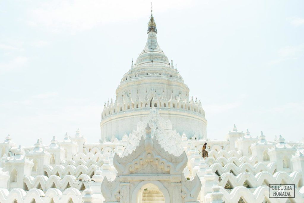 La blanquísima Hsimbyume Pagoda, cerca de Mandalay, en Myanmar