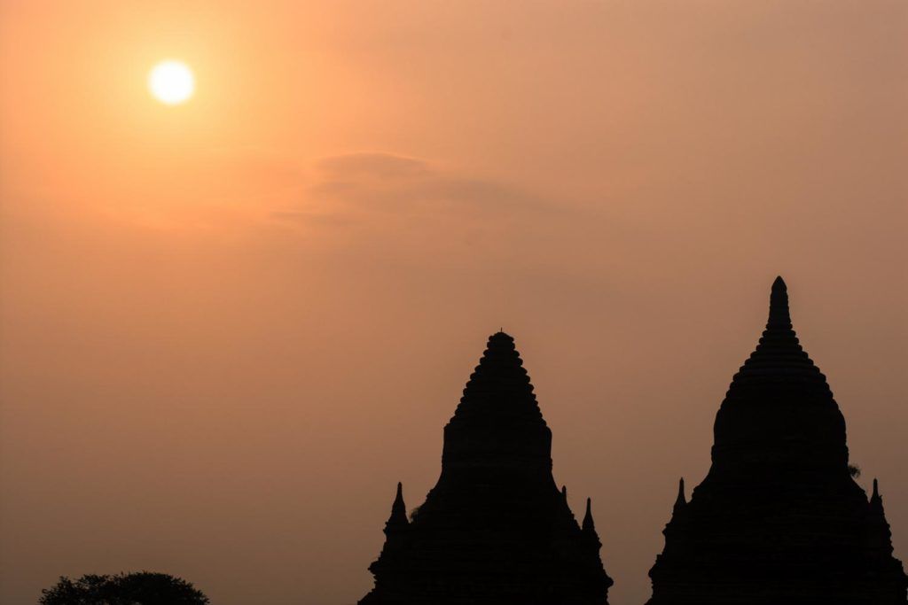 Dos de los templos de Bagan silueteados al atardecer