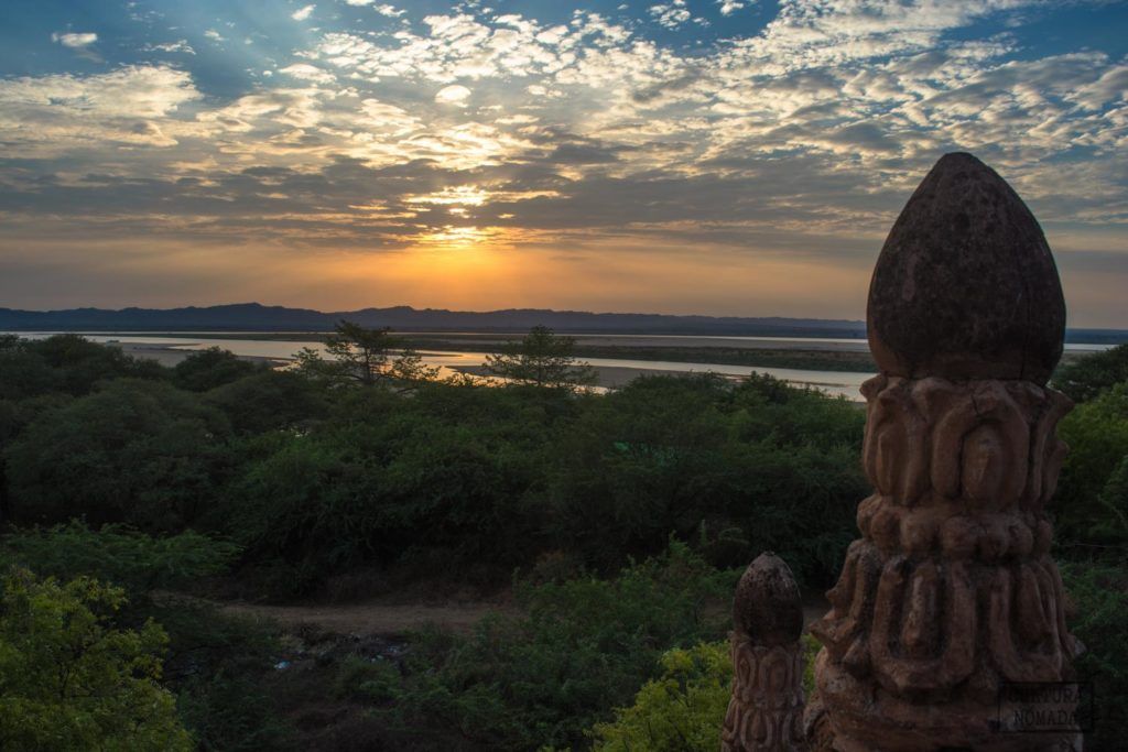 El atardecer desde lo alto de un templo en Bagan, en Myanmar