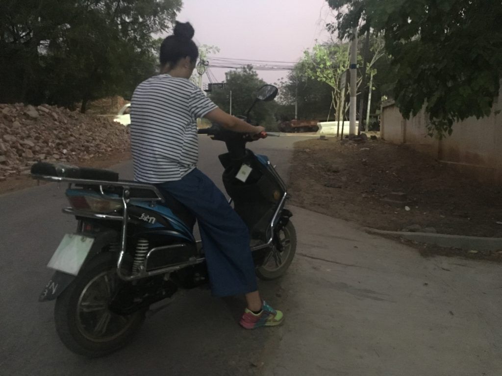 La moto eléctrica con la que se recorre Bagan y su conjunto de templos, en Myanmar