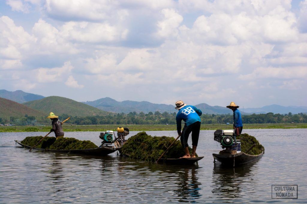 En un paseo en barca por el lago Inle, una reunión improvisada de barqueros