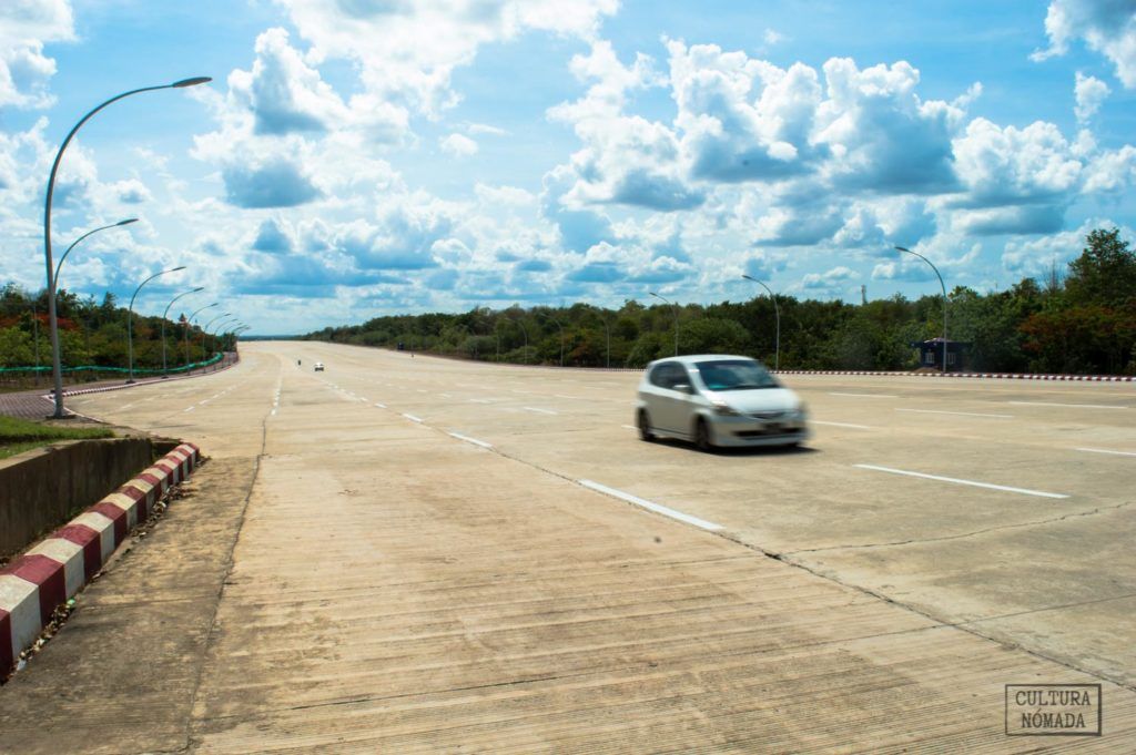 Un coche en la avenida más inmensa del mundo, la carretera de veinte carriles de Naipyidó, la capital de Myanmar