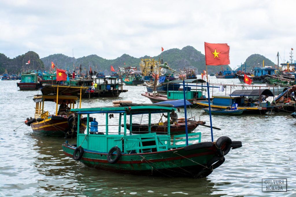 Los barcos en el puerto de Cat Ba, puerta de entrada a Halong Bay, en Vietnam