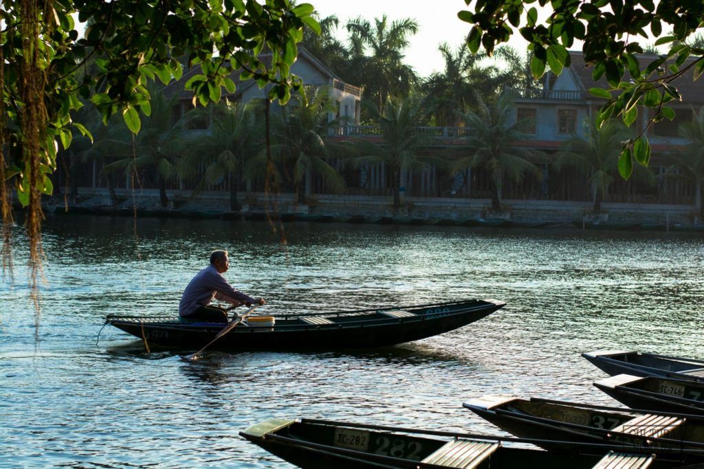 Un pescador en uno de los lagos de Tam Coc, en Vietnam