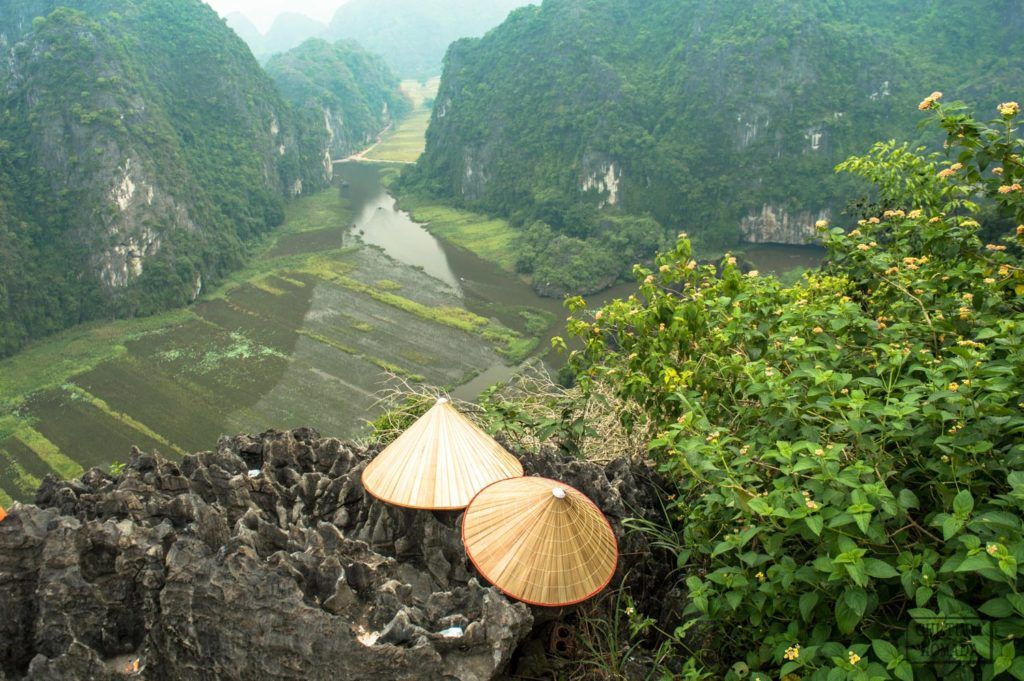 Las vistas desde las Mua Caves en Tam Coc, con dos sombreros vietnamitas