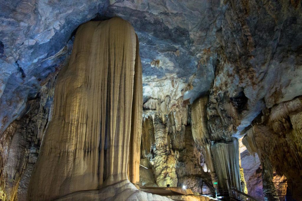 Esta roca parecía formada a semejanza de un enorme pie, en Phong Nha, en Vietnam