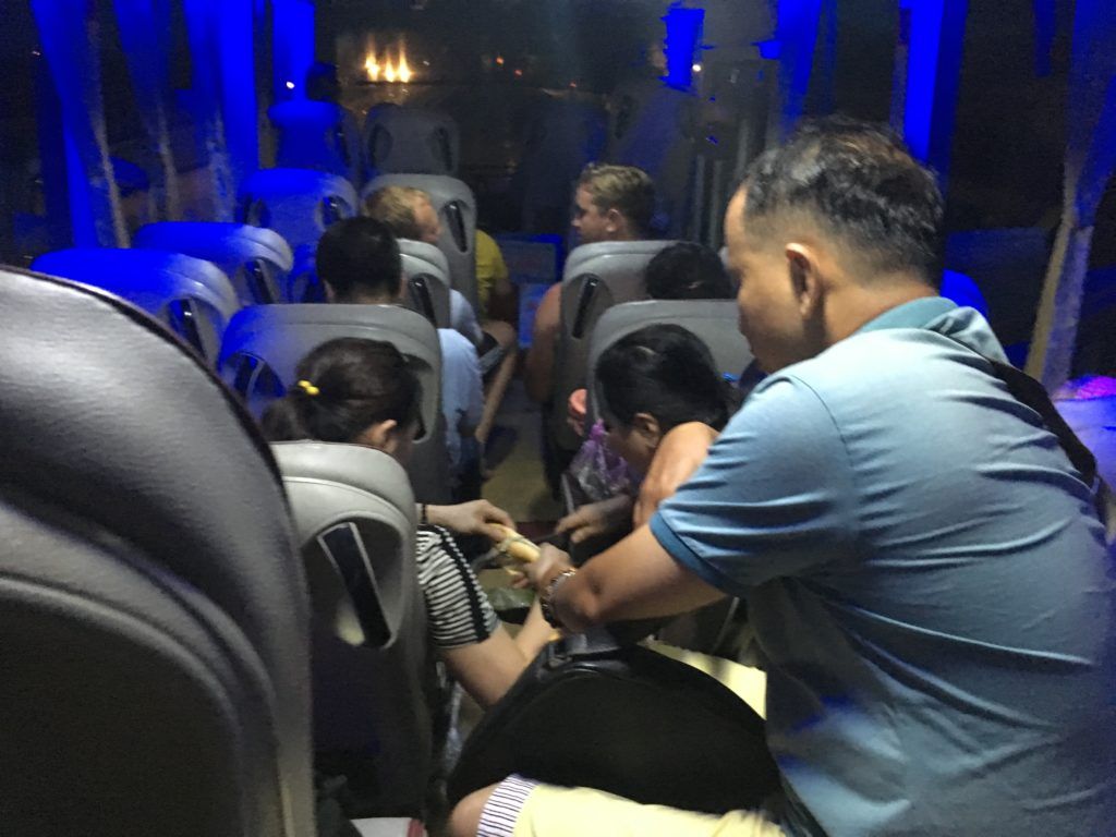 Un pícnic improvisado en bus de Vietnam, donde todo se comparte