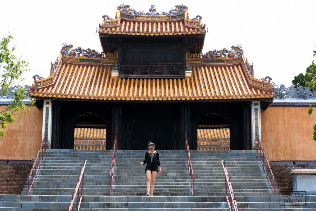 Escaleras y puertas que conectan estancias en la tumba del emperador vietnamita en Hue