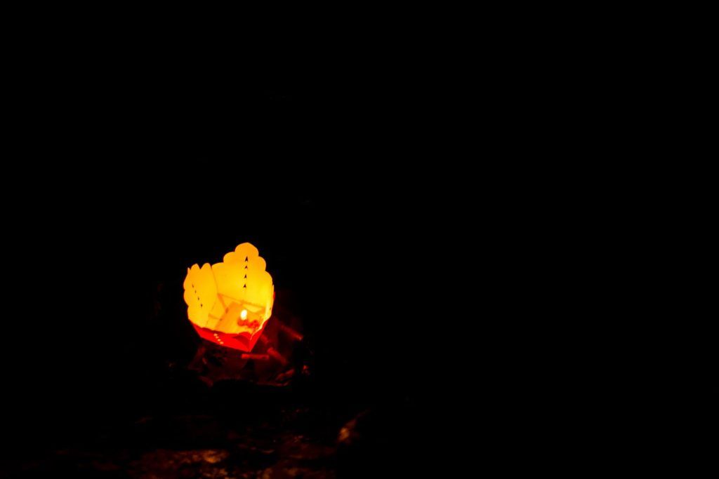 Uno de los farolillos de Hoi An navegando por el río el día de luna llena