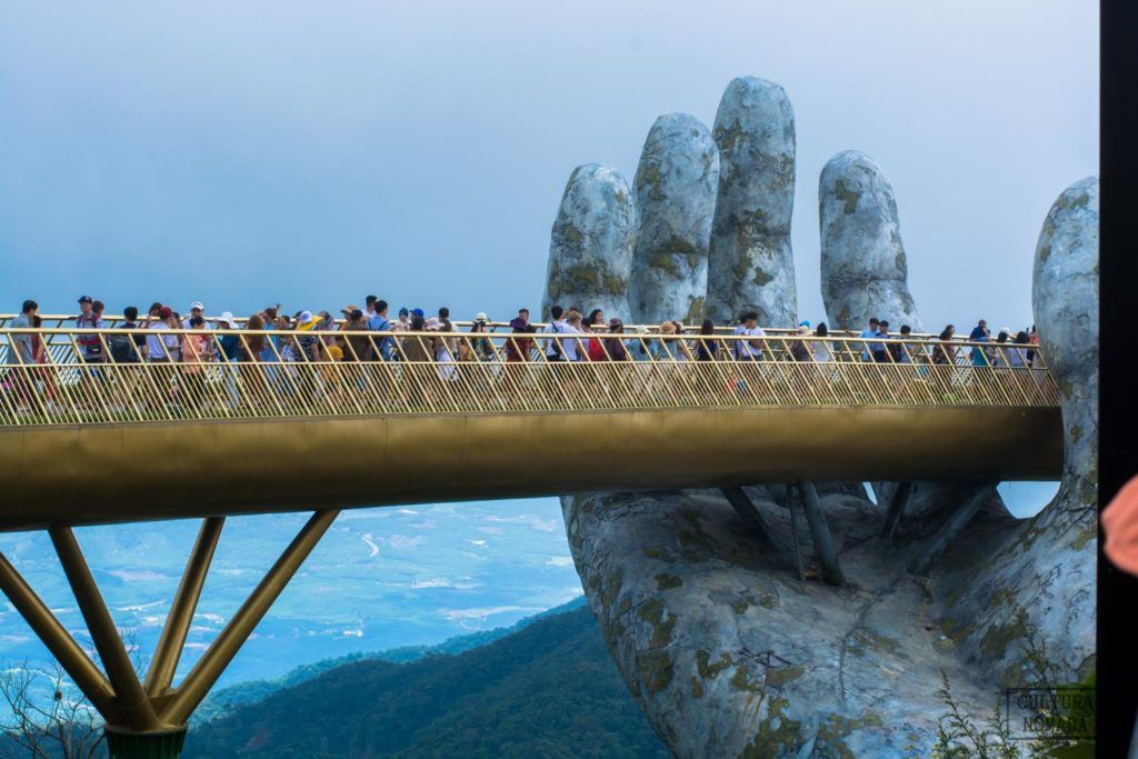 Una de las manos que sostiene el Golden Bridge de Da Nang, en Vietnam