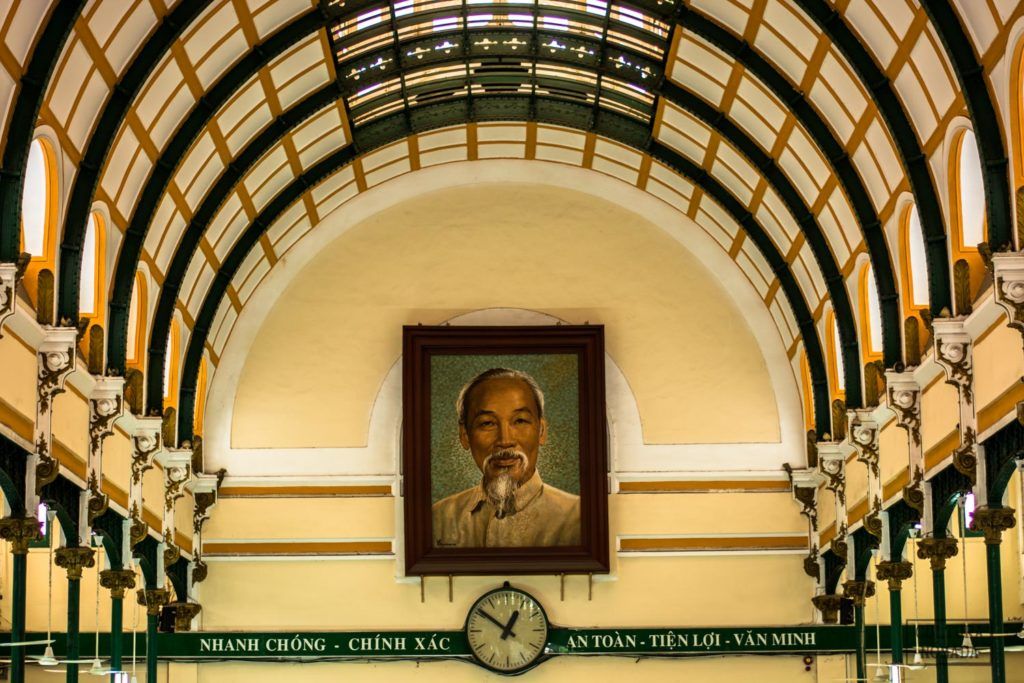 El retrato de Ho Chi Minh en la oficina de correos de la ciudad de Ho Chi Minh, otrora Saigón, en Vietnam