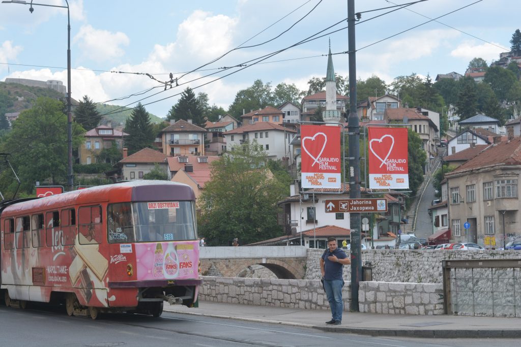 Un tranvía rojo en las calles de Sarajevo